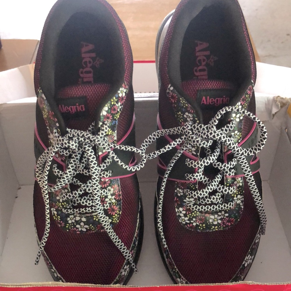 TRAQ by Alegria Qarma walking shoe